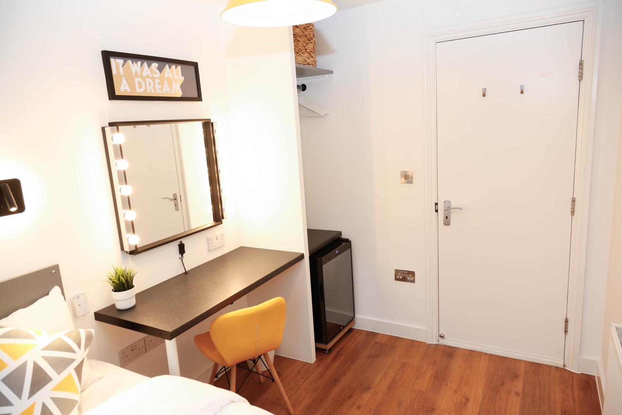 New Luxury Rooms In The Heart Of London Next To Shops, Cafes, Bars & Metro With Shared Bathrooms ภายนอก รูปภาพ