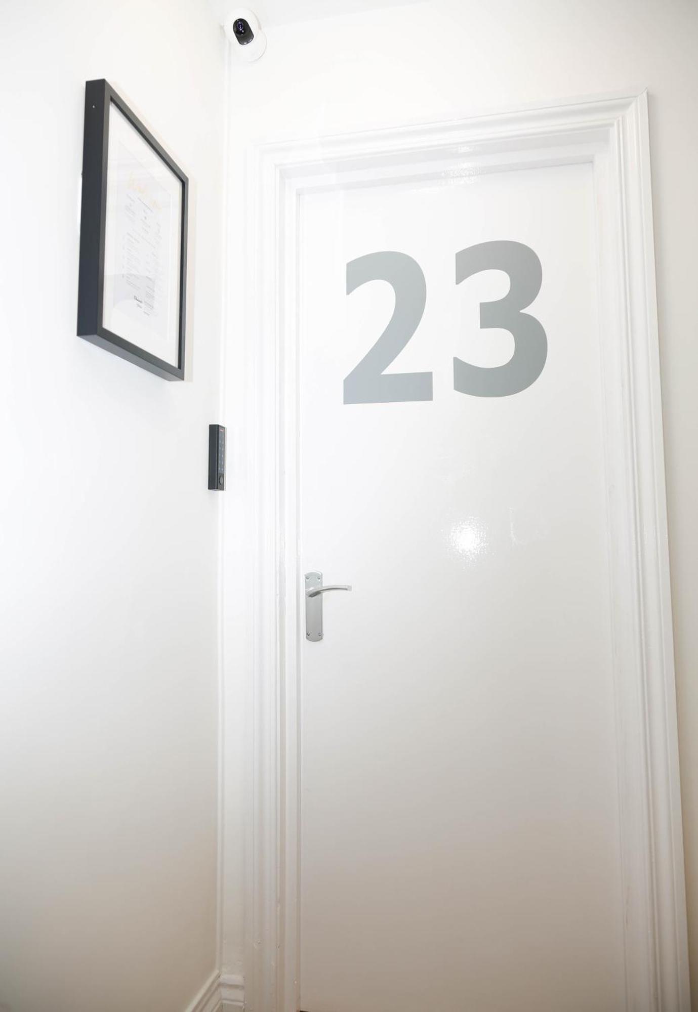 New Luxury Rooms In The Heart Of London Next To Shops, Cafes, Bars & Metro With Shared Bathrooms ภายนอก รูปภาพ
