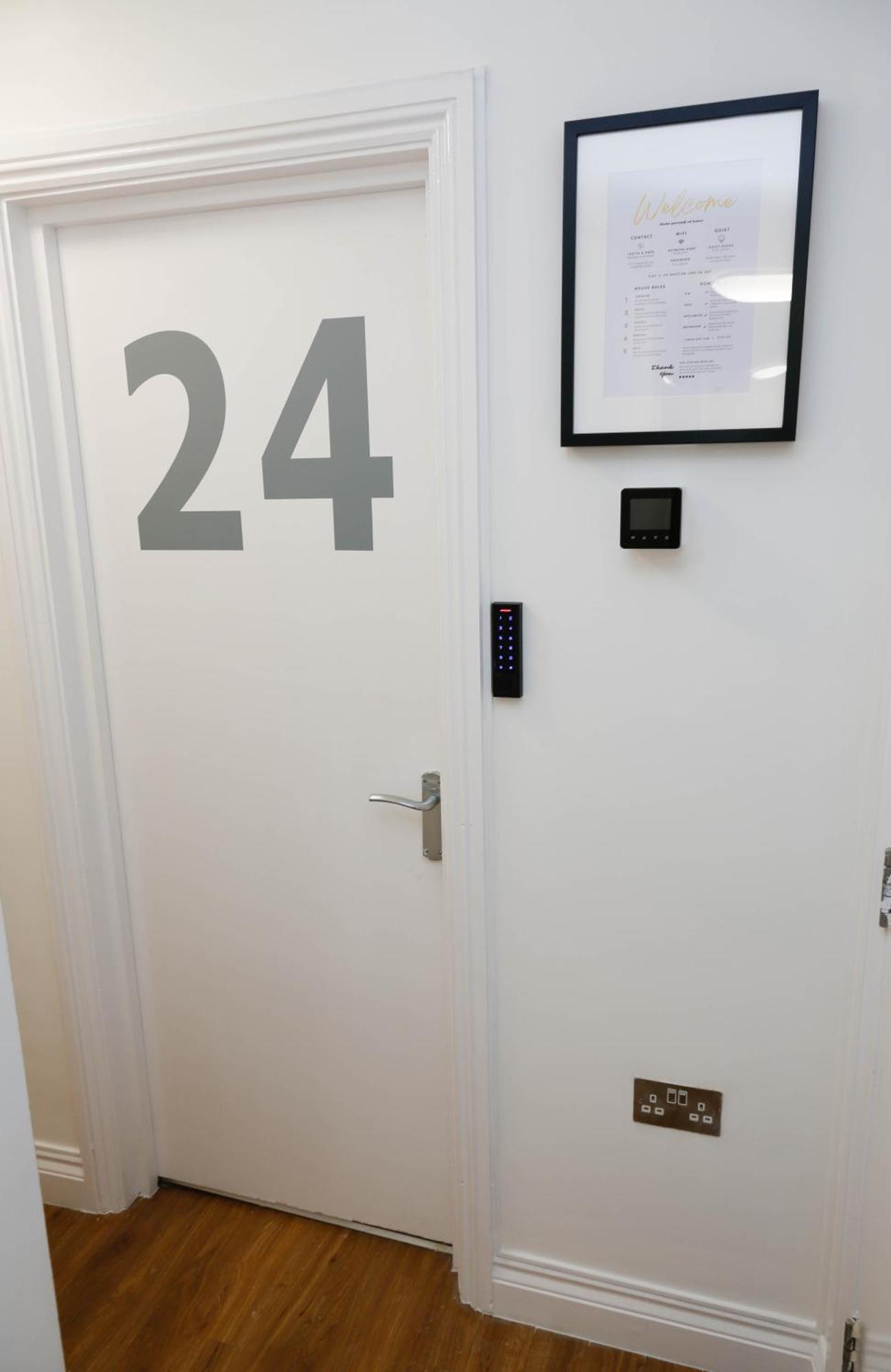 New Luxury Rooms In The Heart Of London Next To Shops, Cafes, Bars & Metro With Shared Bathrooms ภายนอก รูปภาพ