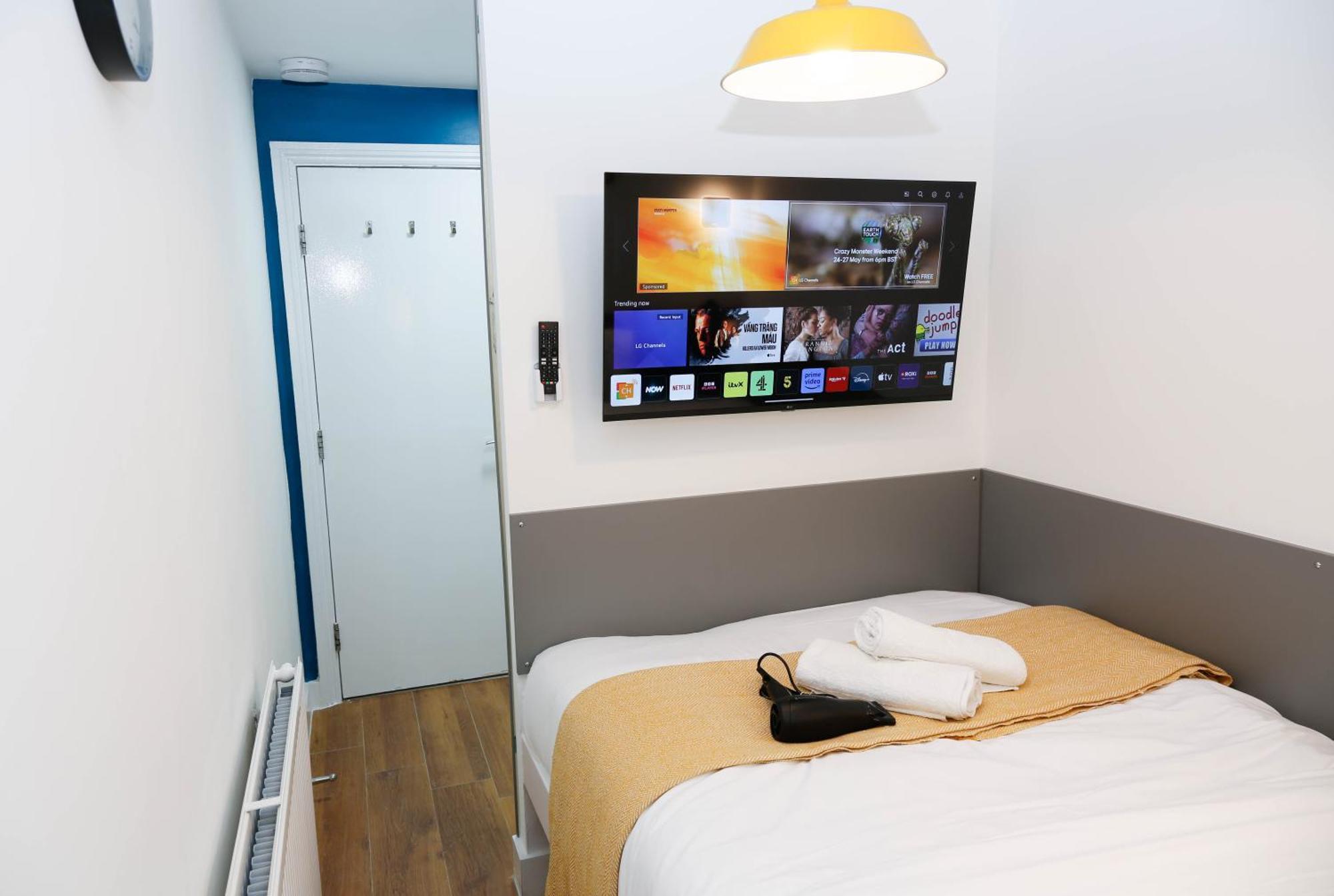 New Luxury Rooms In The Heart Of London Next To Shops, Cafes, Bars & Metro With Shared Bathrooms ภายนอก รูปภาพ
